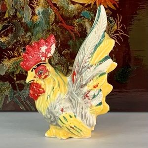 A pepper rooster shaker.